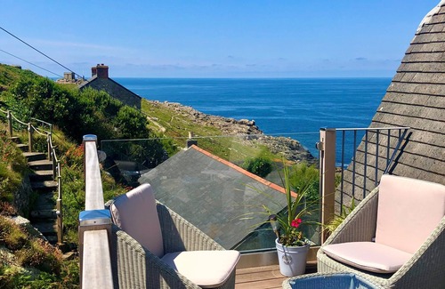 Sennen Cove Apartment | Stunning Seaside Retreat; Unbeatable Sea Views & Close to Beach