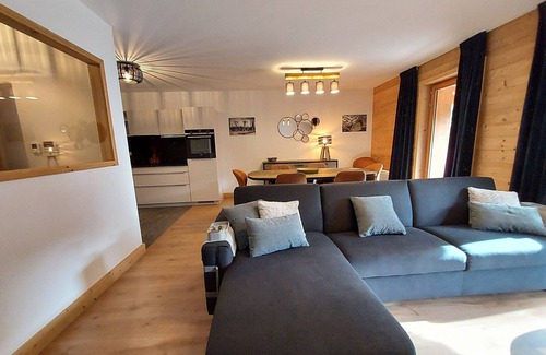 Valmorel Apartment | Stunning Ski-in/Ski-out Apartment for 7 with Balcony, WIFI and Parking