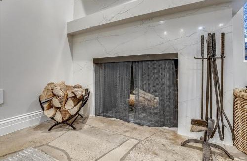 Aspen Apartment | Stunning Ski In-Ski Out Condo with Pool & Hot Tub