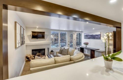 Aspen Apartment | Stunning Ski In-Ski Out Condo with Pool & Hot Tub