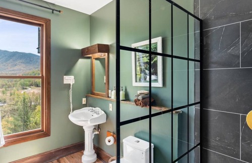 Townsend Hotel | Stunning Smoky Mountain Views | Balcony + King Bed