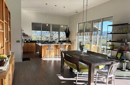 Healdsburg House | Stunning Sonoma 3BR, 3BA house w/view, lap pool, hot tub, Tesla chgr, Healdsburg