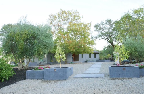 Healdsburg House | Stunning Sonoma 3BR, 3BA house w/view, lap pool, hot tub, Tesla chgr, Healdsburg