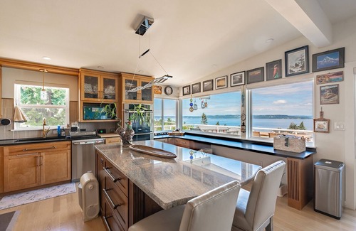 Federal Way House | Stunning Sound View+Luxury Stylish Design+ two Kitchens!