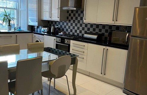 Glasgow Westend Apartment | Stunning, Spacious, 2 bedroom Finnieston Apt, private parking and close to SEC &