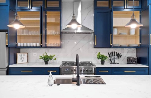 Bucktown House | Stunning/Spacious 6BD Home + garage - Bucktown!