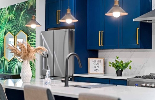 Bucktown House | Stunning/Spacious 6BD Home + garage - Bucktown!