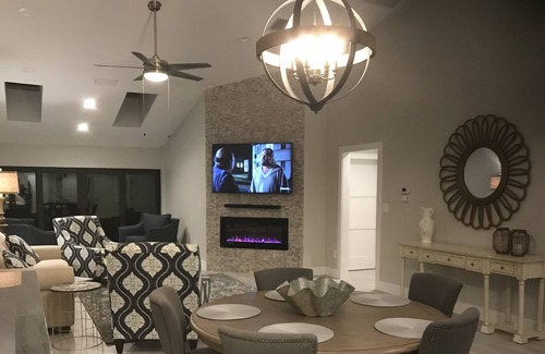 Park Shore Villa | STUNNING! SPACIOUS! Completely renovated 2/2 villa in Naples!