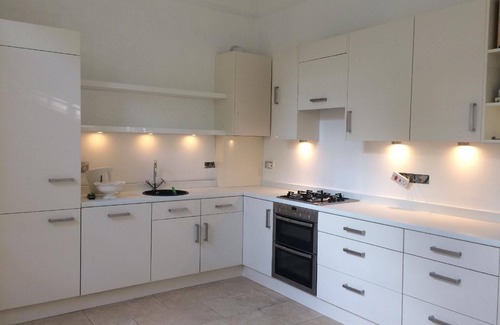 Crystal Palace Apartment | Stunning spacious flat sleeps 3, short bus or train ride to London. Parking, patio, garden setting.