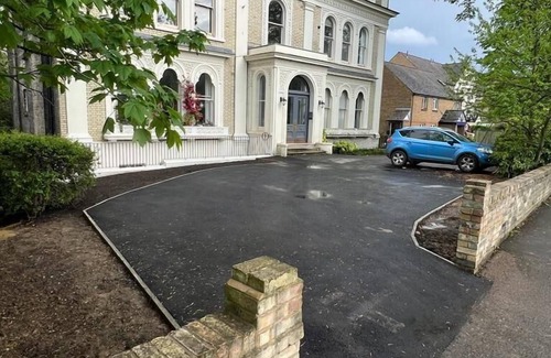 Crystal Palace Apartment | Stunning spacious flat sleeps 3, short bus or train ride to London. Parking, patio, garden setting.