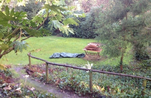 Crystal Palace Apartment | Stunning spacious flat sleeps 3, short bus or train ride to London. Parking, patio, garden setting.