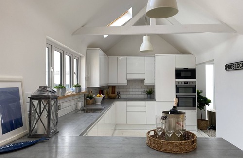 Camber Cottage | Stunning Spacious Seaside cottage, 1 minute from the beach sleeps 12