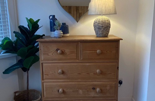 Camber Cottage | Stunning Spacious Seaside cottage, 1 minute from the beach sleeps 12