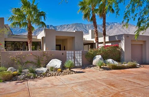 Palm Springs House | Stunning Stan Sackley Desert Contemporary Vacation Home