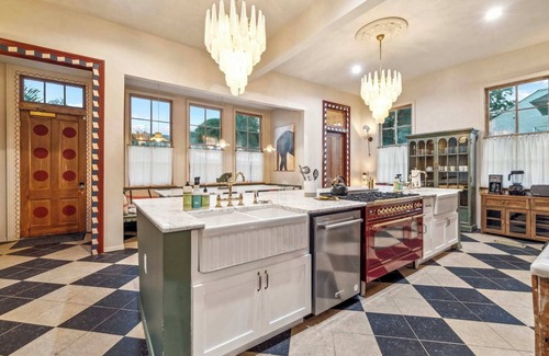 Faubourg Lafayette Villa | Stunning Storybook Villa w Pool & HotTub 6bd|6.5ba