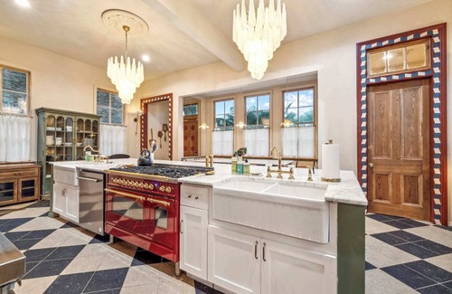 Faubourg Lafayette Villa | Stunning Storybook Villa w Pool & HotTub 6bd|6.5ba