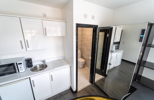 Selly Oak Apartment | Stunning studio next to UOB and restaurants!
