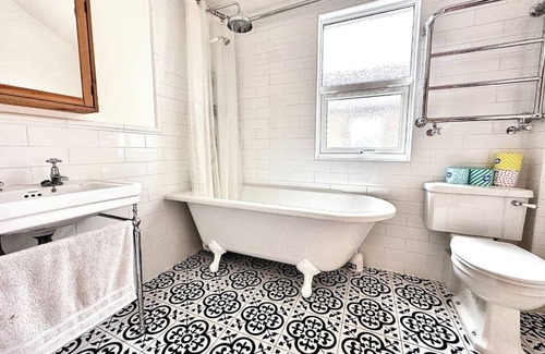 Woolwich Common House | Stunning sunny, leafy, family mid terrace that's 20mins into central London