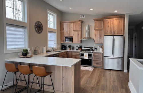 Riverside House | STUNNING SUNRISE HOUSE Waterfront Views Sauna 20% Off SKI Rental+Lift Pass