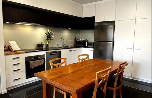 New Farm Apartment | Stunning Sunsets Over Brisbane CBD w/Pool
