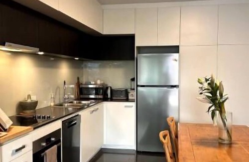 New Farm Apartment | Stunning Sunsets Over Brisbane CBD w/Pool