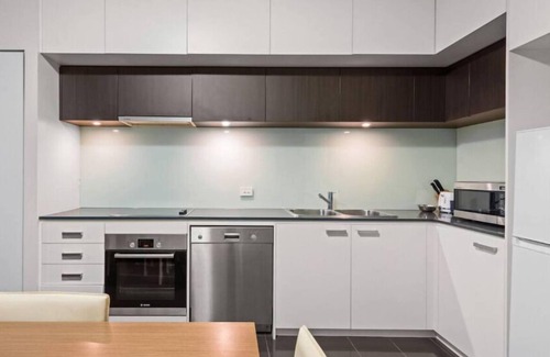 New Farm Apartment | Stunning Sunsets Over Brisbane CBD w/Pool
