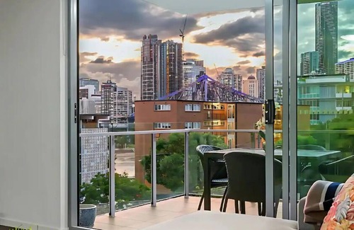 New Farm Apartment | Stunning Sunsets Over Brisbane CBD w/Pool