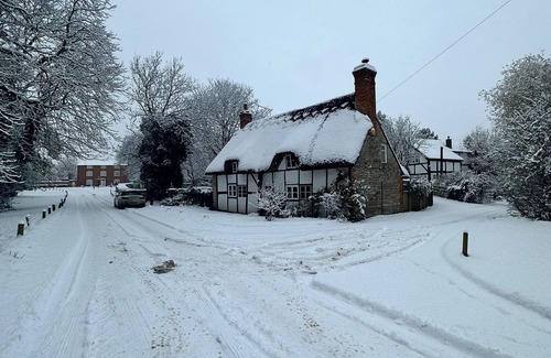 Dorsington Cottage | Stunning Thatched 16th Century Cottage. Dog Friendly. *HOT TUB*