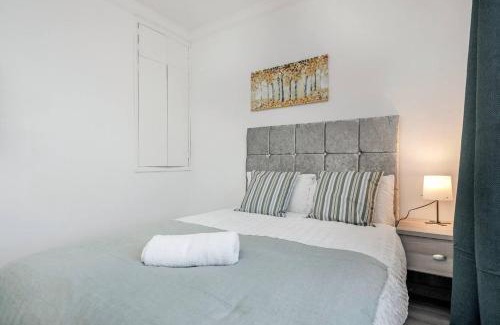 Tilbury Apartment | Stunning Top 2 Bed Flat Tilbury Central Location