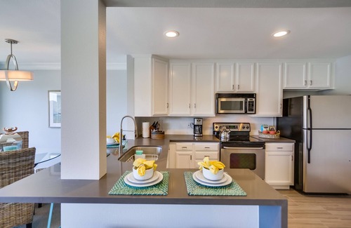 North Pacific Beach Condo | STUNNING TOP LEVEL END UNIT * 3 BLOCKS TO OCEAN * VIEW