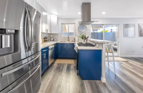 Huntington Beach Condo | Stunning Townhome ❤️ Steps2 Beach 🏖, Luxury ⭐️, Fire Pit, E-bikes 🚲, Pets ok🐾
