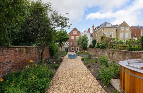Ludwel House | Stunning townhouse in the heart of vibrant Ludlow.