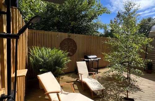 Hudswell Cabin | Stunning treehouse immersed in nature with fantastic views, hot tub & two decks.