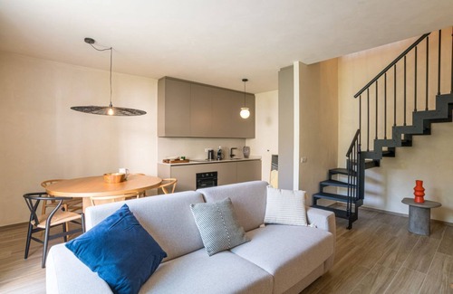 Como Apartment | Stunning two bedroom apartment 80mq with private garden in an elegant context. The flat is located inside the wonderful Villa Maderni in the Spina Verde Park area. Guests have at their disposal a large garden with panoramic infinity pool, tennis court, b