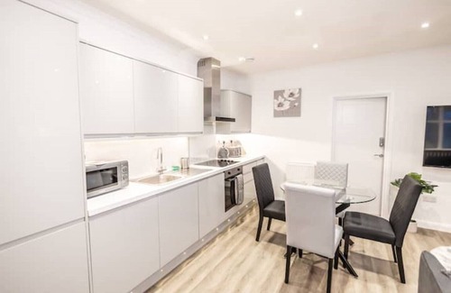 Swindon Apartment | Stunning Two Bedroom with Two en-suites, Free Parking, Pet Friendly