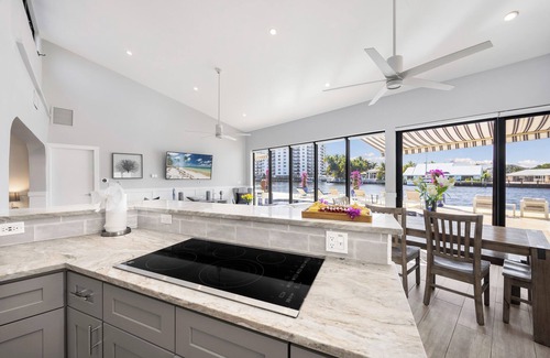 Lauderdale-by-the-Sea House | STUNNING - ON THE WATER! - HEATED POOL - HOT TUB - WALK TO BEACH