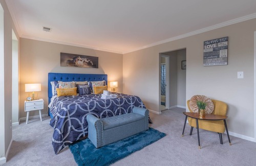 Fairfax House | Stunning Vacation Home /Screen Room/Private Theatre/Fire pit