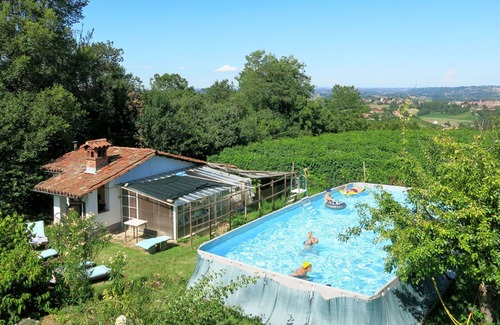 San Damiano dʼAsti Villa | Stunning villa for 5 people with WIFI, pool, TV, patio, pets allowed and panoramic view