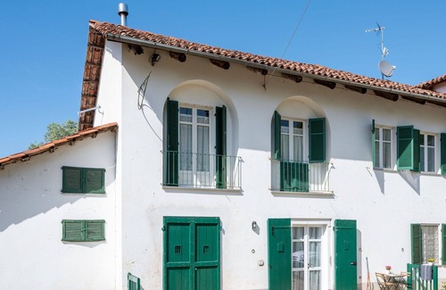 San Damiano dʼAsti Villa | Stunning villa for 5 people with WIFI, pool, TV, patio, pets allowed and panoramic view