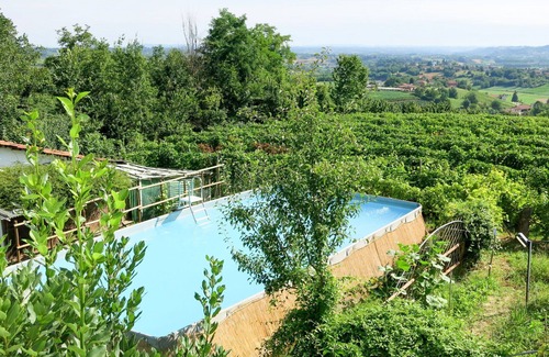 San Damiano dʼAsti Villa | Stunning villa for 5 people with WIFI, pool, TV, patio, pets allowed and panoramic view