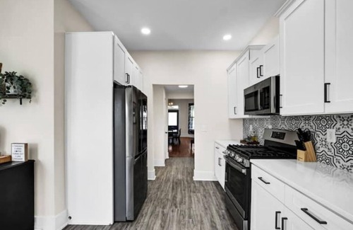 Jeffersonville House | Stunning Victorian Home - prime location minutes from Louisville