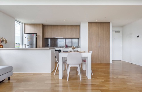 Port Melbourne Apartment | Stunning view 2-bed in Port Melbourne w/Parking