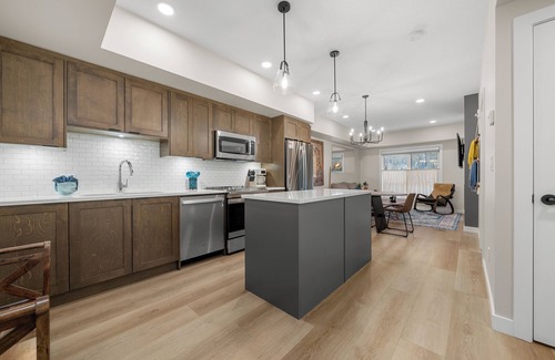 Dead Man's Flats Condo | Stunning Views-Heated Pool-Hot tub-Fitness Center-5 mins to Canmore- Sparrowhawk