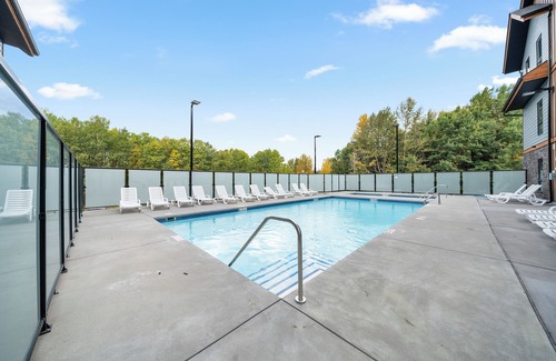 Dead Man's Flats Condo | Stunning Views-Heated Pool-Hot tub-Fitness Center-5 mins to Canmore- Sparrowhawk