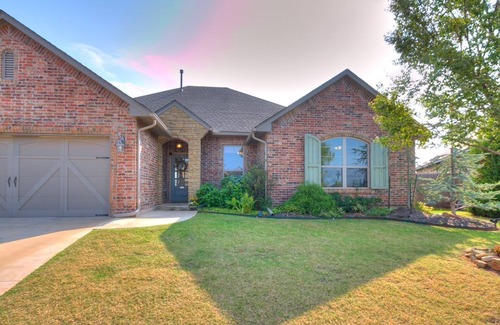 Edmond House | Stunning View in the City (No Taxes)