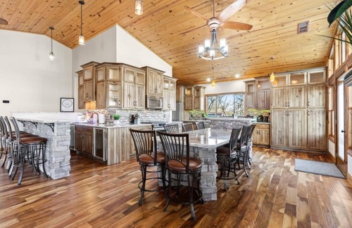 Rocky Mount House | Stunning View! Kayaks, Lily Pad and more!