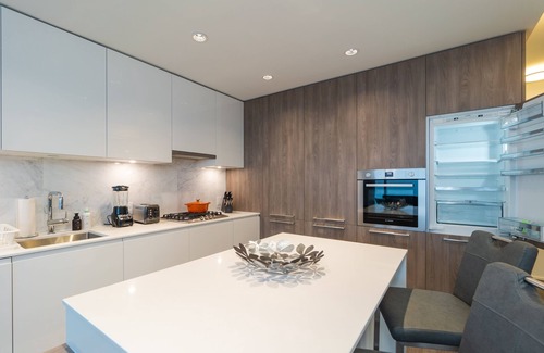 Burnaby Condo | Stunning View Luxury 2BR+Den Condo in Burnaby