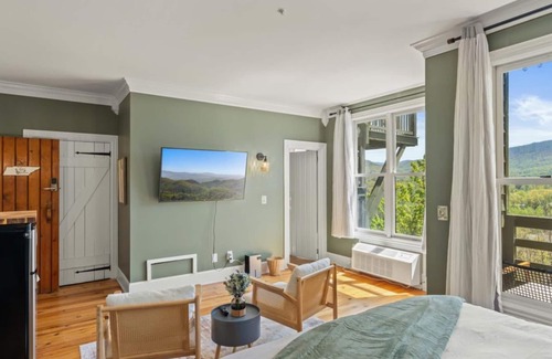 Townsend Hotel | Stunning View | Walk-In Shower | Balcony + TV Seating