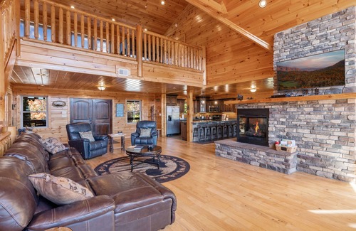 Gatlinburg - Pigeon Forge Cabin | Stunning Views & 4-King Suites, A Dog-Friendly Cabin with Stunning Views