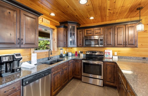 Gatlinburg - Pigeon Forge Cabin | Stunning Views & 4-King Suites, A Dog-Friendly Cabin with Stunning Views